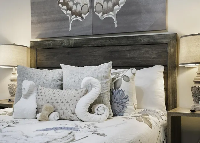 Luxury Family Friendly 6 Queen Beds *