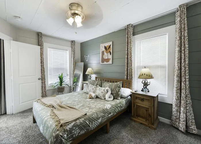 Luxury Family Friendly 6 Queen Beds Holiday home *