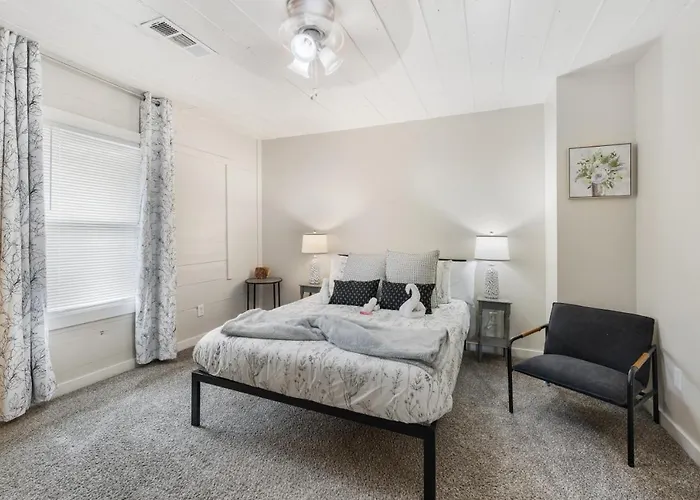 Luxury Family Friendly 6 Queen Beds Holiday home
