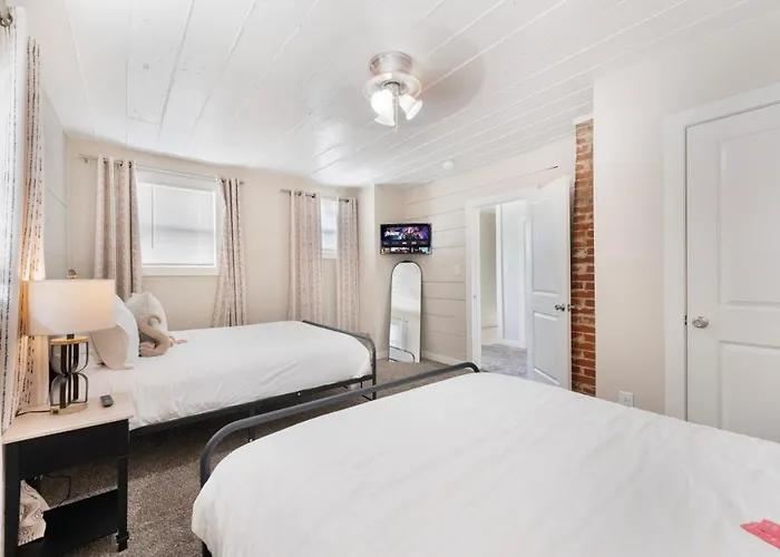 Holiday home Luxury Family Friendly 6 Queen Beds *