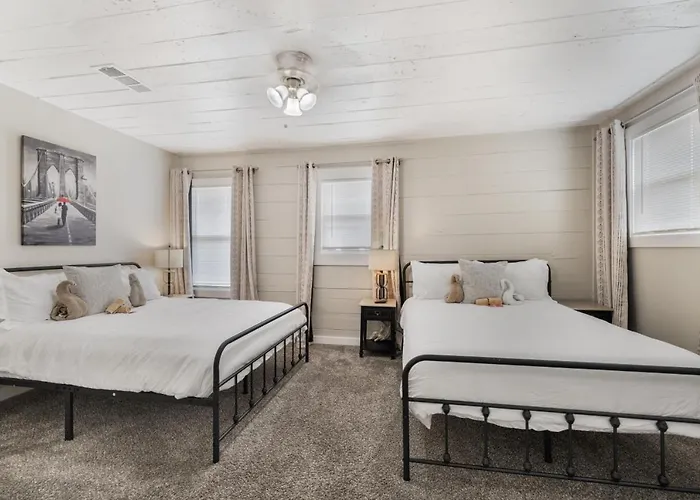 Luxury Family Friendly 6 Queen Beds * Fort Worth