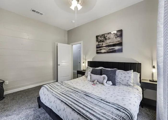Luxury Family Friendly 6 Queen Beds Holiday home