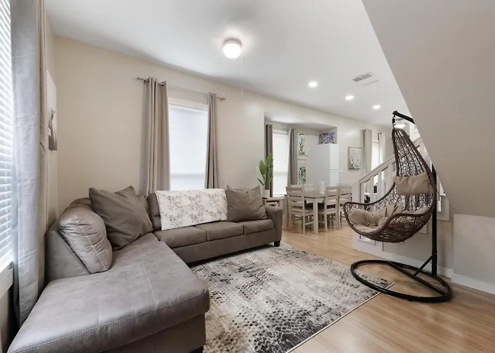 Luxury Family Friendly 6 Queen Beds *